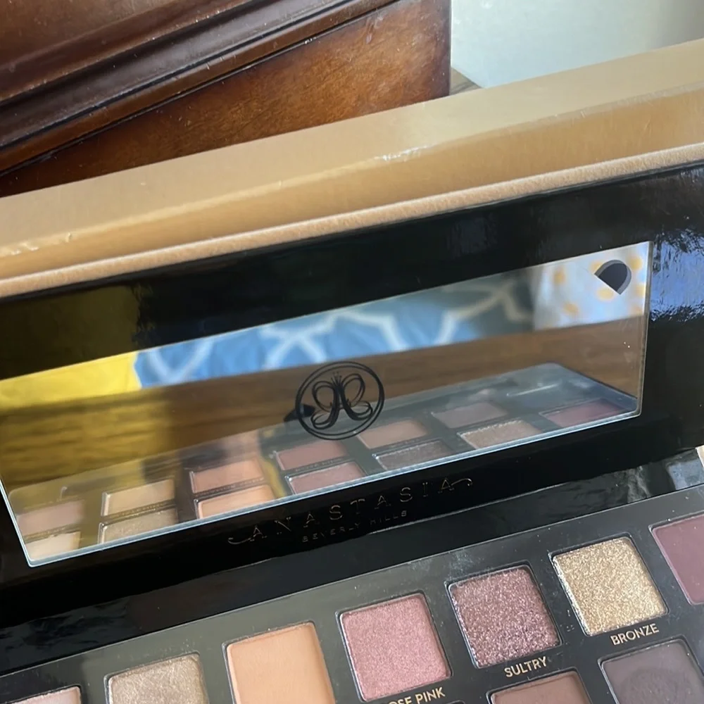 Anastasia Beverly Hills Soft Glam palette - Picture 6 of 6